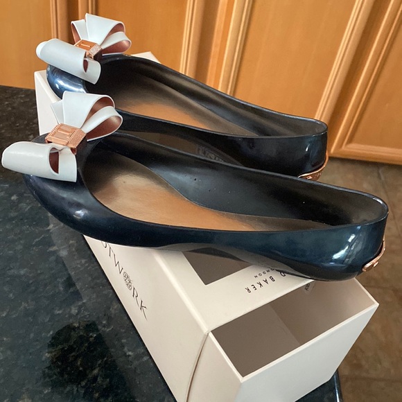 ❤️TED BAKER good as new with Box White Bow flats in rose gold square hardware. - Picture 3 of 8